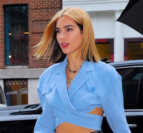 Dua Lipas Two Tone Bob Is Perfect For Anyone Who Can T Choose A Hair Color