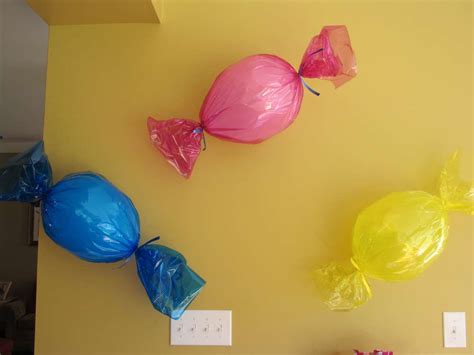 Create balloon bouquets as centerpieces or line your prom walk with floating wonders. Creative Balloon Decoration - Sugar Bee Crafts