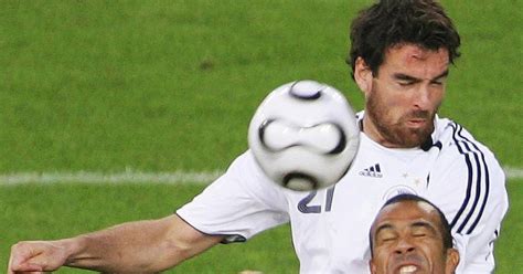 Metzelder began his career at third division club preussen munster before moving to borussia dortmund in 2000 where he became a regular at the. Ex-DFB-Teamspieler Metzelder beendet Karriere | kurier.at