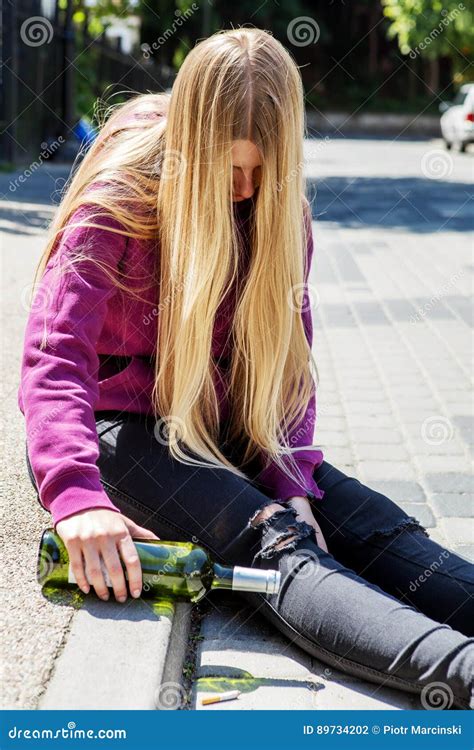 Betrunkene Junge Frau Mit Flasche Alkohol Stockfoto Bild Von Verblassen Getränk 89734202