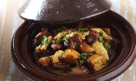 Prenez une huile qui résiste aux hautes températures (huile de pépin de raisin ou huile d'olive par exemple) et enduisez le gigot généreusement. Tajine d'agneau au cumin - Cuisine Marocaine