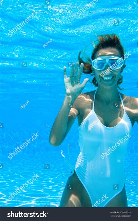 Woman Swimming Underwater Swimming Pool Foto De Stock 405942082