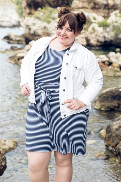 sommer auf der haut bloggerreise nach sizilien plus size outfit striped dress white denim