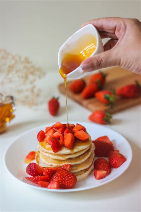 Yummy Strawberry Pancake With Maple Syrup With Breakfast Today Food Easy Meals Strawberry
