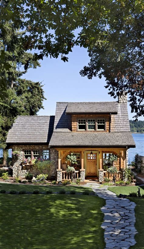 10 Small Lake Homes