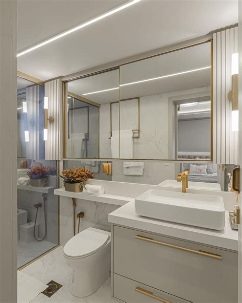 Banheiro Contempor Neo Branco E Dourado Com Bancada Estendida Decor Salteado
