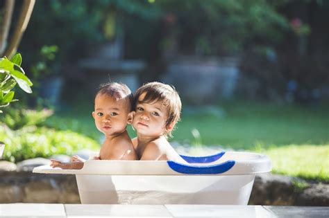 Dos Bebés Tomando Un Baño Juntos Foto Premium