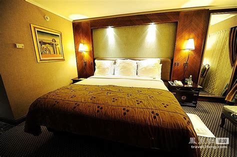 Cherry 終於肯陪sandy去staycation, 何解?全因個package 價錢夠吸引，$2000就可入住平時一定不會選擇的行政套房suite , 因為行政套房定價比普通房貴一截，除非你大把錢唔使憂, 否則同一酒店，一定選擇最平那類型。 新西兰奥克兰朗廷五星级酒店房间条件_旅游频道_凤凰网