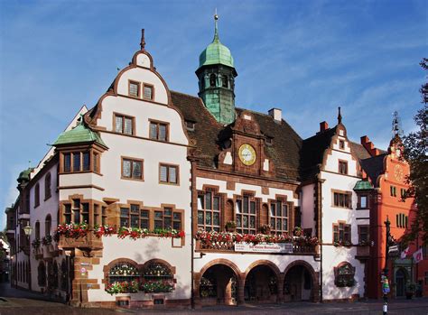 Balkon, dachgeschoss, kabelanschluss, einbauküche, tiefgarage, zentralheizung. Freiburg im Breisgau - Familypedia