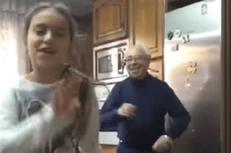 Abuelo Y Nieta Bailando Despacito