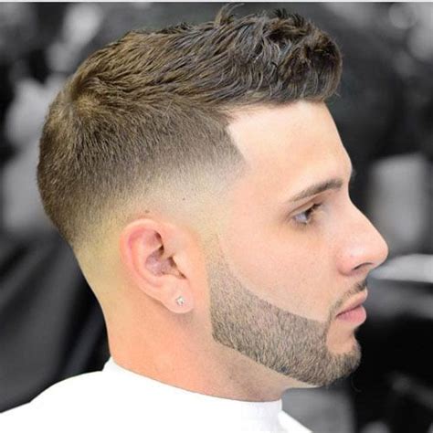 2.10 de longitud media con skin fade medio y barba gruesa. 30 Simple, Low Maintenance Haircuts For Men (2019 Update) | cortos de moda | Cortes de pelo ...