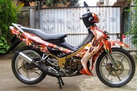 Model satria fu ini sebenarnya adalah generasi ketiga dari keluarga suzuki satria, tapi menjadi yang pertama dalam penggunaan mesin 4 tak dohc atau 4 klep yang digerakkan oleh camshaft ganda. Modifikasi Motor Suzuki Satria 2 Tak Keren Terbaru - Otomotiva