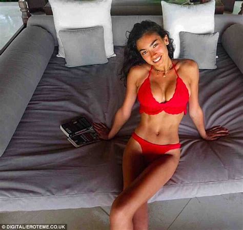 Kelly Gale Flaunts Extreme Cleavage Daily Mail Online