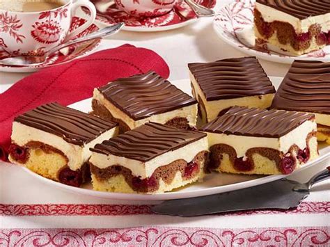 Einen „easy peasy veganen funfetti kuchen mit einer veganen deutschen buttercreme umhüllt… und natürlich mit vielen bunten streuseln oben drauf. Klassische Donauwellen mit Kirschen und Buttercreme Rezept ...