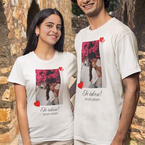 Set 2 Tricouri Personalizate Pentru Cuplu Cu O Poza Si Mesaj Revelartaro