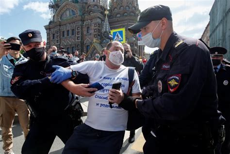 Anti Kremlin Protest In Russias Far East Attracts Thousands For A