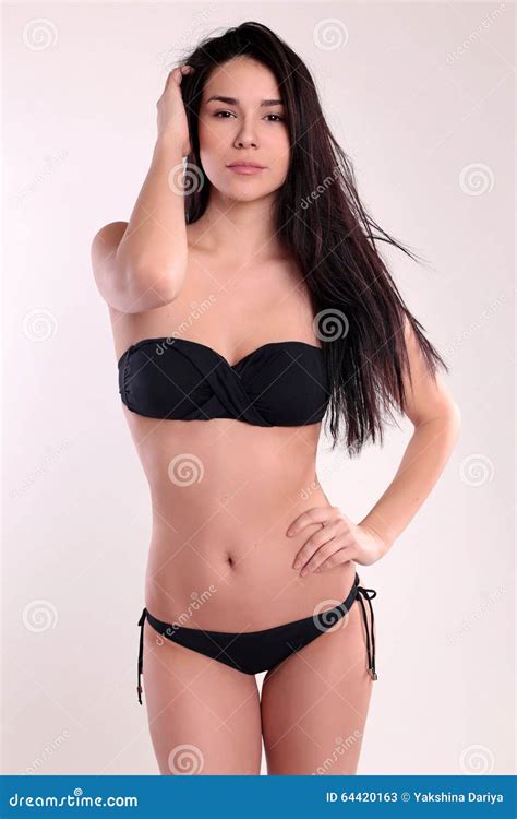 La Belle Femme Avec Le Corps Parfait Avec Les Cheveux Droits Fonc S Utilise Le Bikini Noir
