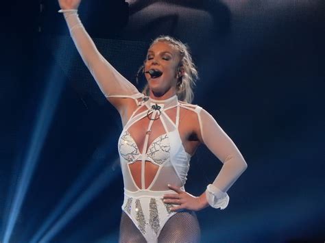 Britney Spears Turns Heads Shows Off Ripped Abs In Dance Video WATCH