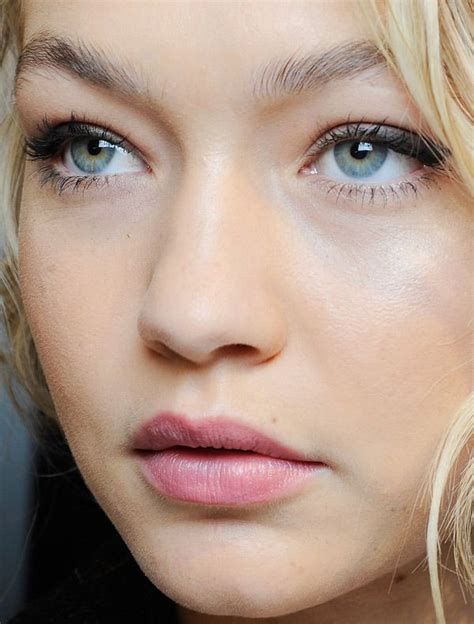 Celebritycloseup Gigi Hadid Close Up With A Ton Of Face Makeup On And