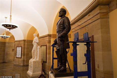 Robert E Lees Statue Is Removed From The Us Capitol