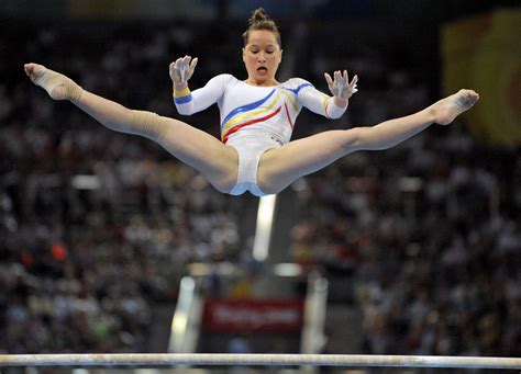 Lockiges Girl Fingert Sich Bei Der Gymnastik Telegraph