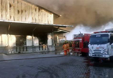 Jun 22, 2021 · pengunjung mengenakan masker dan menerapkan jaga jarak aman saat naik eskalator di salah satu. Pabrik Pemotongan Ayam Milik PT GIS Jombang Ludes Terbakar ...