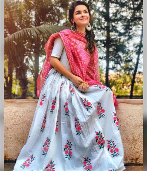 Anushka Sen Ashi Singh And Avneet Kaur Look Resplendent In Traditional Outfits Iwmbuzz