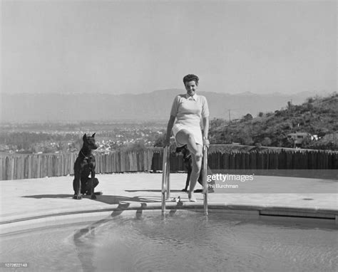 American Actress Jane Russell Leans On The Ladder Of A Pool As She Photo Dactualité Getty