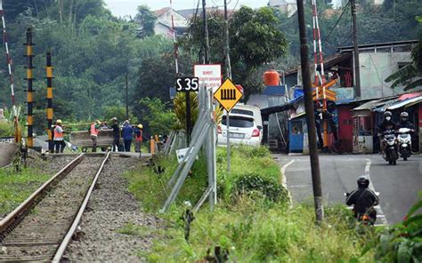 Stasiun sukabumi dilengkapi dengan 3 jalur rel kereta api dan 2 peron stasiun. Pembangunan Jalur Ganda Kereta Api Bogor-Sukabumi ...