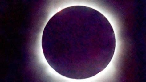 Seperti yang sudah dijelaskan sebelumnya gerhana matahari tital ini terjadi apabila saat puncak gerhana, piringan matahari ditutup sepenuhnya oleh piringan bulan. Hati-hati, Gerhana Matahari Total Terjadi Hari Ini ...