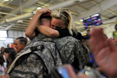 30 Touching Photos Of Soldiers Returning Home To Their Families Soldiers Coming Home Soldiers