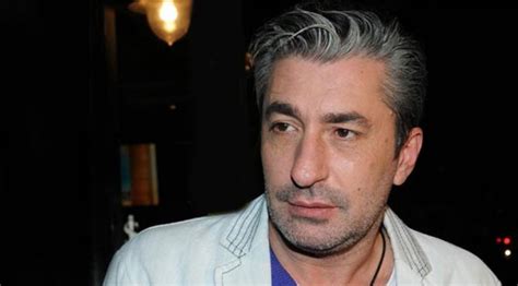 Diyarbakırlı olmasına rağmen elazığ doğumlu olan petekkaya, çocukluğunu i̇stanbul, anadolu yakası'nda geçirmiştir. Erkan Petekkaya Kimdir | Kayıt Dışı