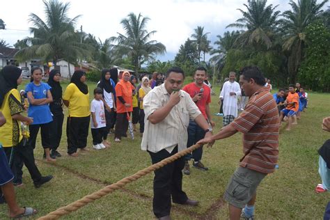 Permainan sukaneka yang disertai oleh dua orang peserta. Suara Zaidi: Hari Keluarga/ Sukaneka Kampung Kelawar 2012