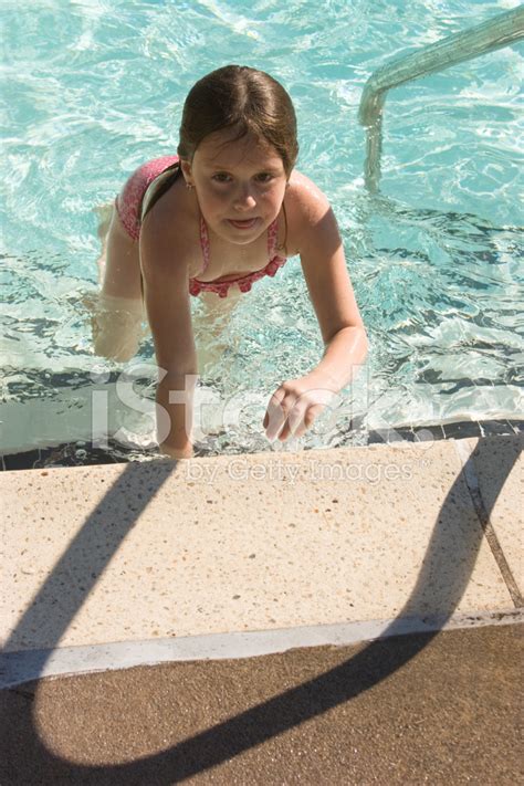 小女孩在池中游泳 照片素材 FreeImages com