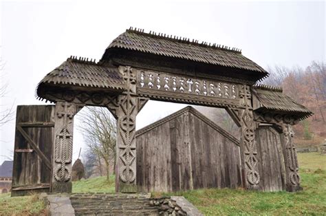 O Nouă Poartă Simbol Din Lemn La Intrarea în Maramureș Transilvania