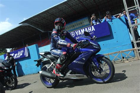 Dua pekan yang lalu saat yamaha sunday race saat tmcblog tanya dan konfirmasi pak abidin mengenai rencana jepang memindahkan plant big bike ke indonesia beliau kaget ( entah kaget baru tahu atau kaget kenapa. 2017 Yamaha R15 launched in Indonesia