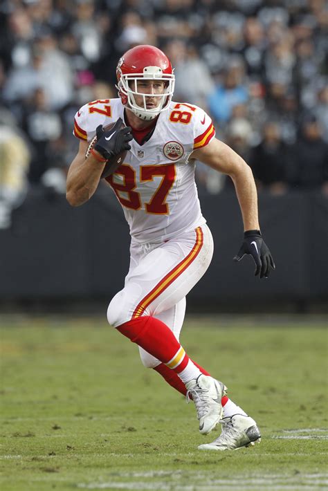 Chiefs Sign Travis Kelce To Extension