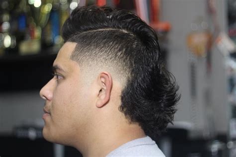 Here are 17 different ways to get in the flow. Men's Hairstyle Trends | Short layered haircuts, Wavy ...
