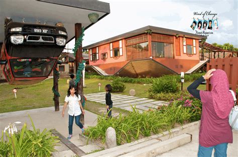 Bangunan tempatan terselamat dari kemusnahan perang dunia kedua dan telah menjalani pemuliharaan. Wind of Change: Rumah Terbalik Borneo