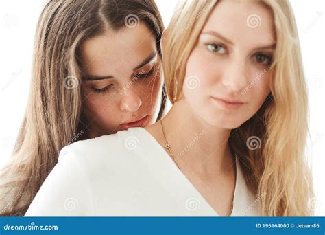 Zwei Verliebte Frauen Die Romantischen Moment Teilen Stockfoto Bild