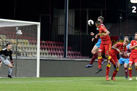 The song is more than six minutes long, it's hard to dance to it, it has a long introduction and a long guitar solo. Jong Go Ahead Eagles sluit competitie af met zege op Jong ...