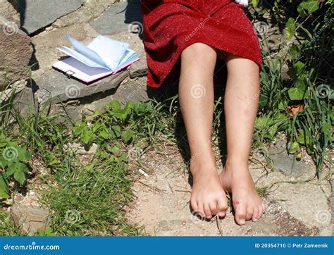 Pieds Nus D Une Petite Fille Avec Un Cahier Photo Stock Image Du