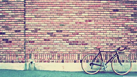 Rotes Weinlesefahrrad Auf Einer Steinwand Schwarzes Rennrad Fahrrad