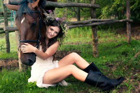 Vrij Naakte Vrouw Met Paard Stock Afbeelding Image Of Nuance