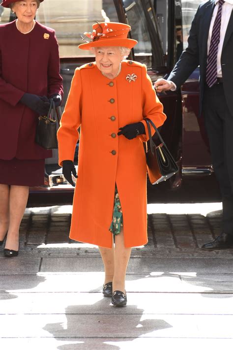 Queen Elizabeths Best Style Moments Over The Years Queen Elizabeth