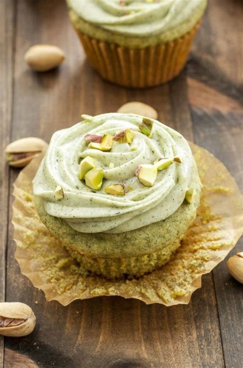 Lass den kuchen nach dem backen gut abkühlen und bestäube ihn danach bei bedarf mit puderzucker oder genieße ihn mit obst. Cupcakes Rezepte für Anfänger: Törtchen backen leicht ...