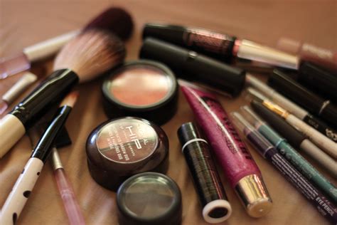 4 Make Up Essentials To Be Kept At Workplace Desktop Updated Trends