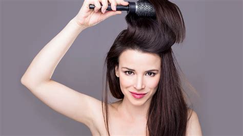 How To Use A Round Hair Brush To Blow Dry Your Hair Loréal Paris