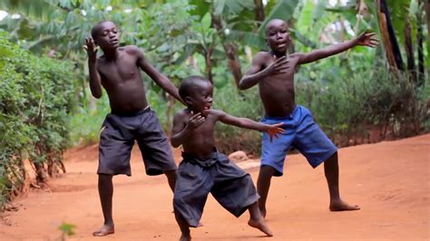 African Kids Dancing 