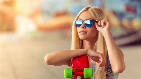 Download Wallpaper 3840x2160 Blonde Girl Sunglasses Skateboard Uhd 4k